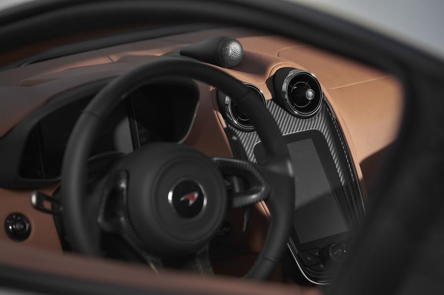 Детали интерьера McLaren 570GT 2016 года  (UK) (фото 63 из 125)